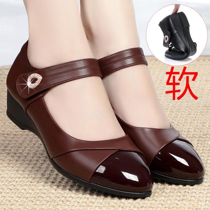 春秋低跟一字扣带防滑妈妈鞋中老年坡跟女鞋舒适软底中年皮鞋单鞋