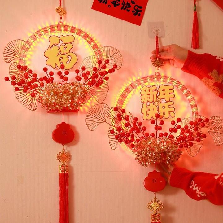 新年装饰挂件带灯红果花环发光福字彩灯led挂墙墙面2024新款挂饰