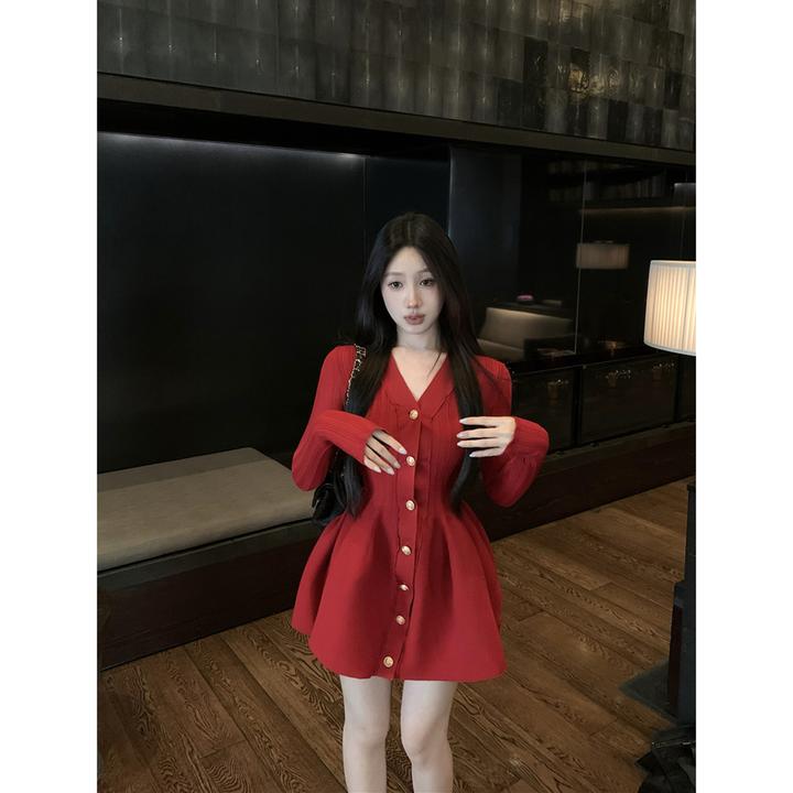 红色V领收腰蓬蓬连衣裙女2024秋季网红气质时尚显瘦单排扣短裙潮
