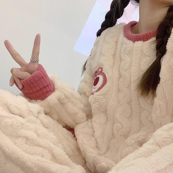 草莓熊珊瑚绒睡衣女冬季长袖加绒加厚新款法兰绒保暖防风套头套装