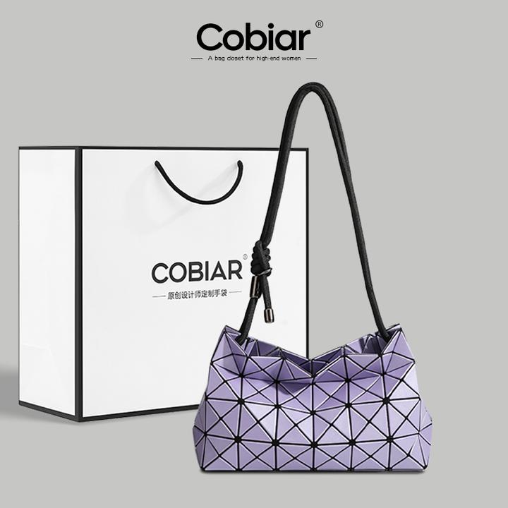 Cobiar高级感几何菱格腋下包女2025新款三宅同款豆腐包单肩斜挎包
