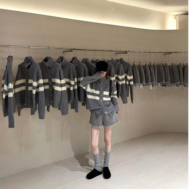 2024新款冬季穿搭一整套高级感休闲套装灰色针织衫毛毛短裤两件套