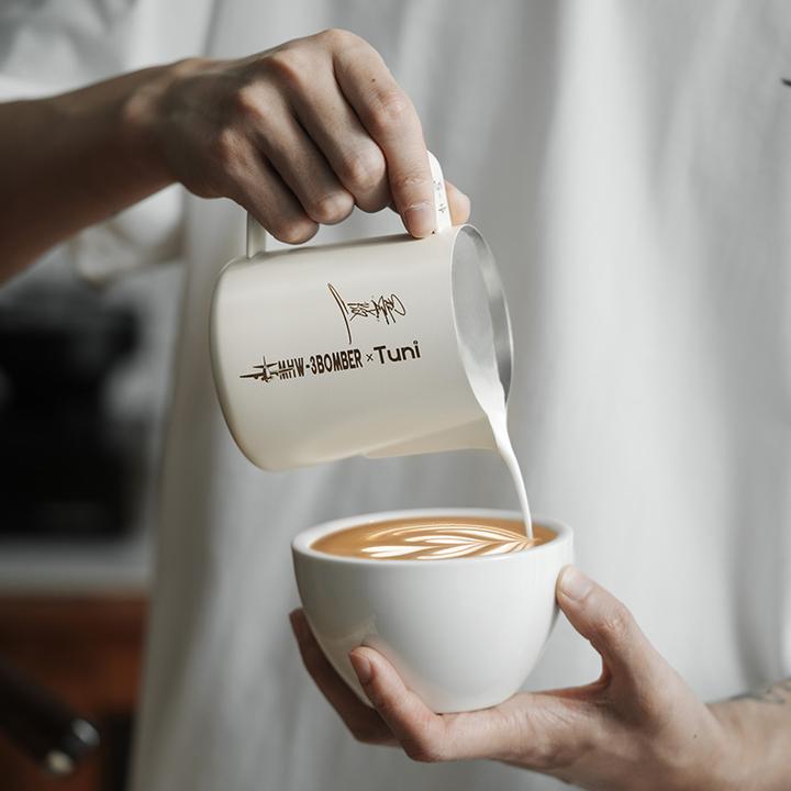 突尼轰炸机冠军联名限量款拉花缸450ml砂米白