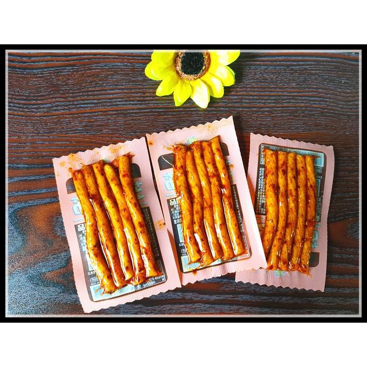 辣小白芝士素牛筋辣条面筋素板筋湘式挤压糕点湖南特产麻辣条辣