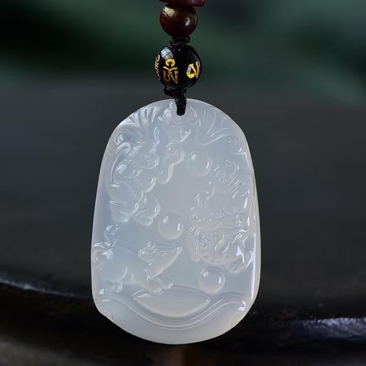 天然冰种白玛瑙玉髓生肖三合贵人吊坠男女本命年护身转运纳福礼物
