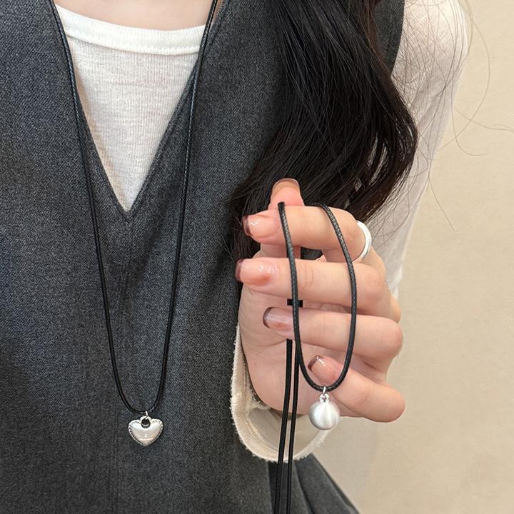 铜皮质项链 拉丝爱心项链女ins冷淡风长款卫衣链轻奢黑绳毛衣链