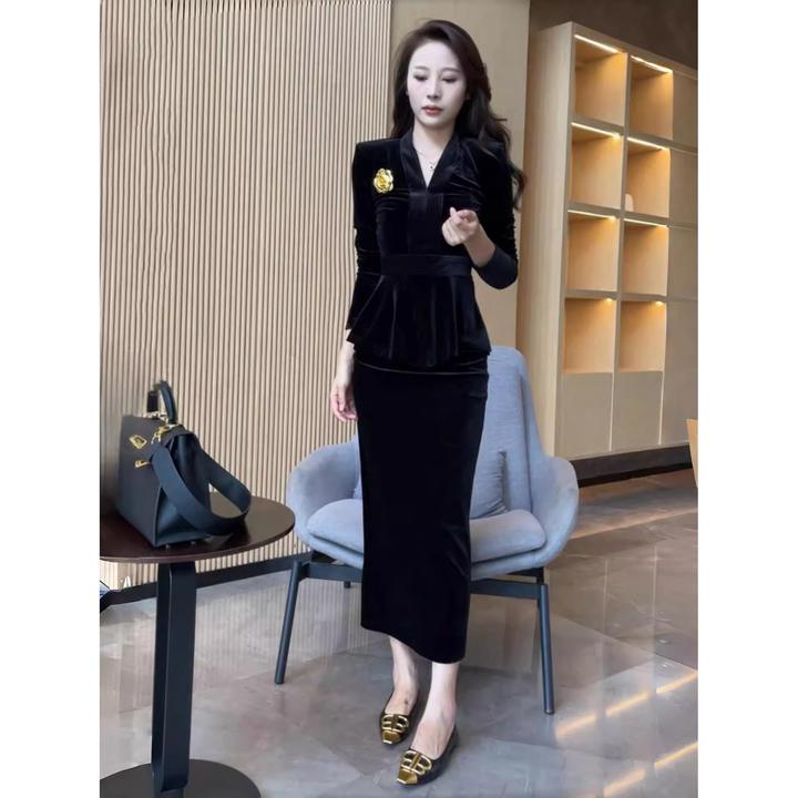 【早秋穿搭】时尚套装女设计感V领丝绒上衣高腰后开叉半身裙两件套