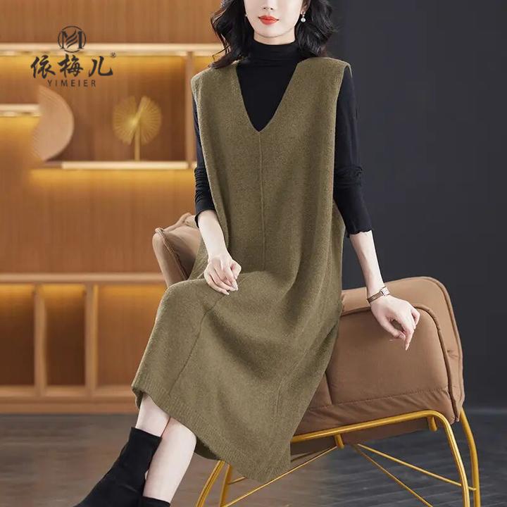 鸡心领针织连衣裙秋冬新款气质显瘦毛衣裙长款过膝大码马甲背心裙