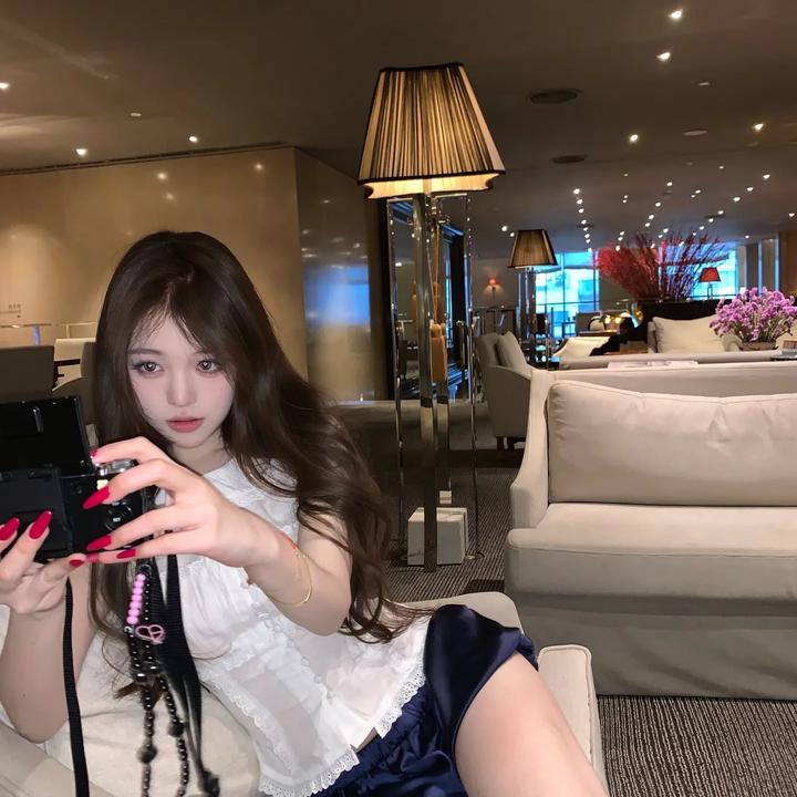 2025夏季新款设计感娃娃领收腰显瘦辣妹纯欲感百搭上衣/蓬蓬短裤