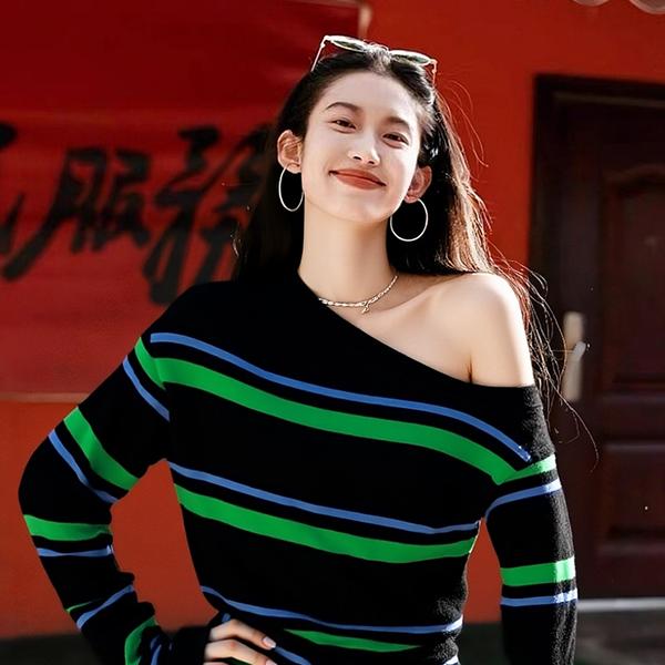 2025秋季轻奢高级小众不撞款上衣减龄斜露肩绿色条纹毛衣针织衫女