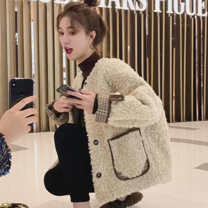 学院风休闲羊羔毛女2024冬季新款韩版宽松短款加绒加厚小香风外套