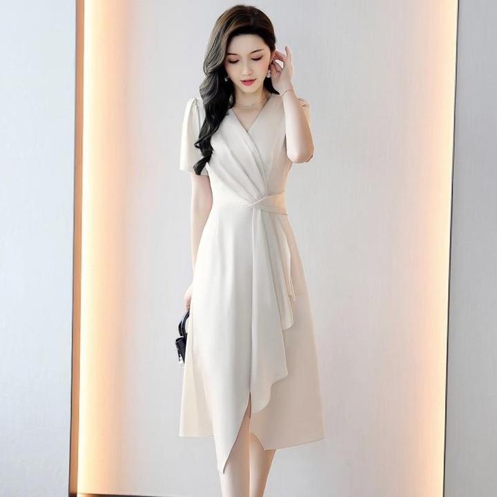 夏季连衣裙女2025年新款高级感气质洋气修身显瘦女装绝美V领裙子