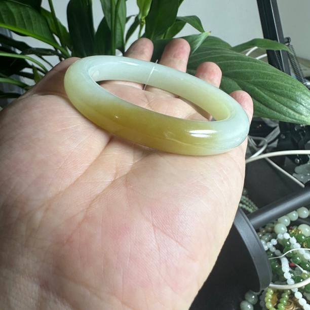 新疆且末糖白和田玉女士手镯，糖色干净白度高，真正的一口糖