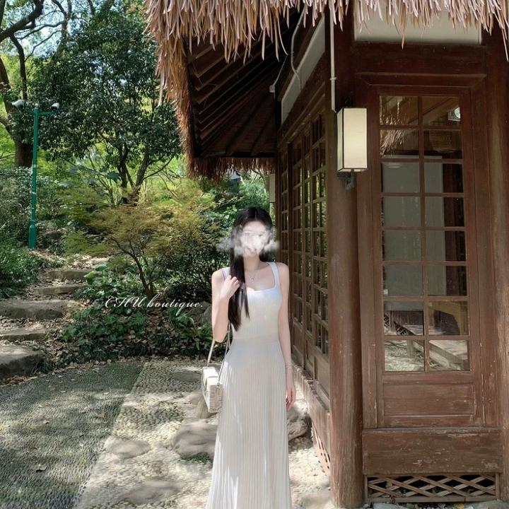 白月光穿搭法式气质方领针织百褶长裙女小香风白色长款吊带连衣裙