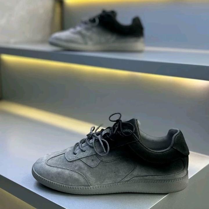 2025秋季热门爆款简约休闲板鞋皮面轻便百搭休闲鞋软底运动鞋男鞋