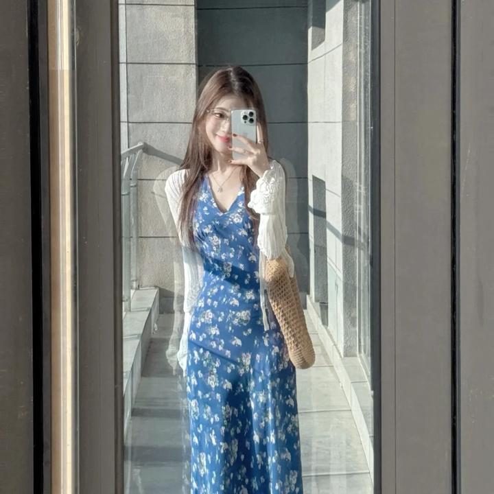 2025夏季新款法式温柔风设计感针织开衫气质挂脖碎花连衣裙两件套