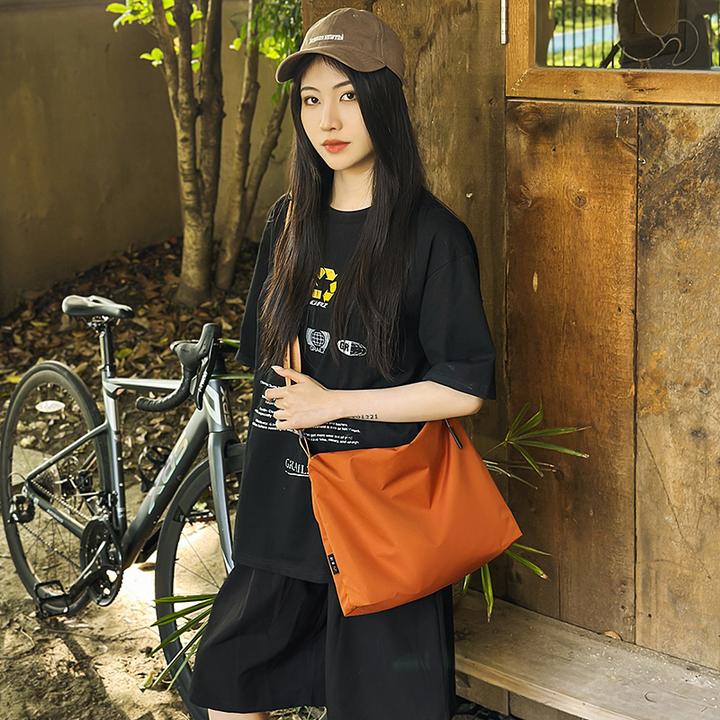 轻便休闲单肩斜挎包大容量男女简约学生平板包通勤包旅行包宽肩带