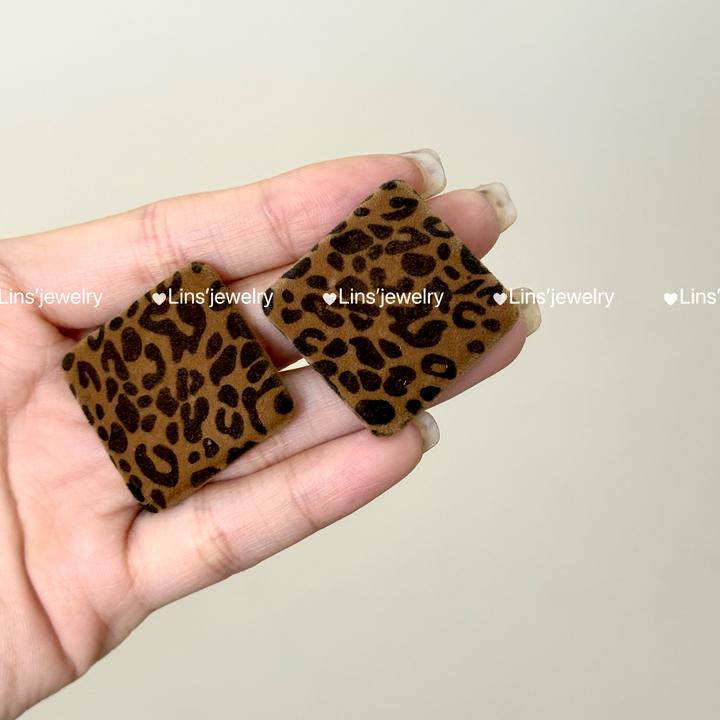 铜合金耳饰 丝绒豹纹大耳钉~经典秋冬甜酷复古ins