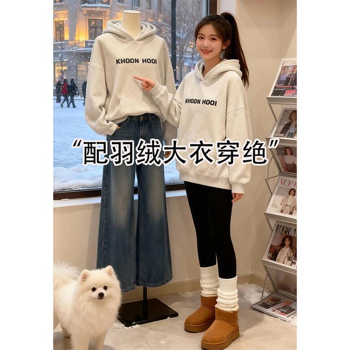 白灰色加绒字母印花连帽卫衣女冬季慵懒宽松加厚搭配鲨鱼裤的上衣