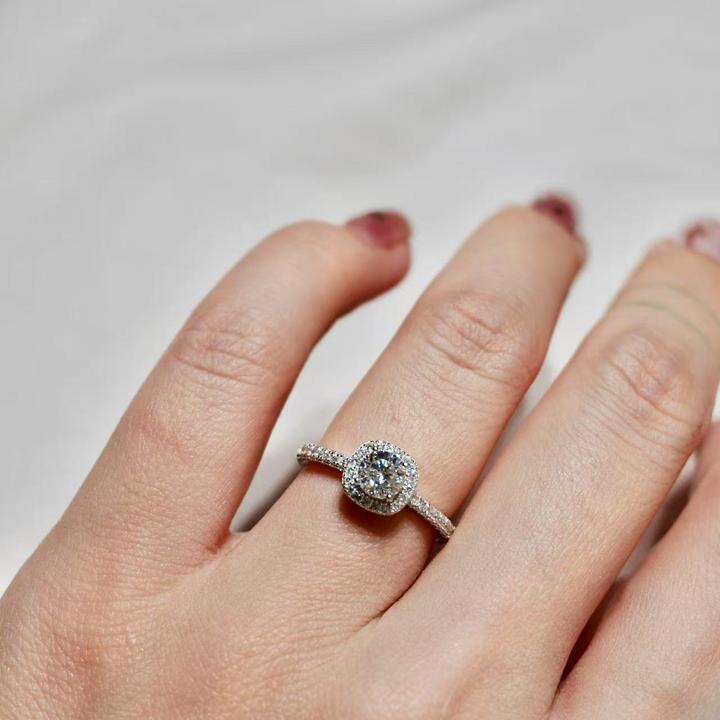 925银莫桑石戒指 1克拉全包方头莫桑钻三排足莫桑钻围镶超闪亮