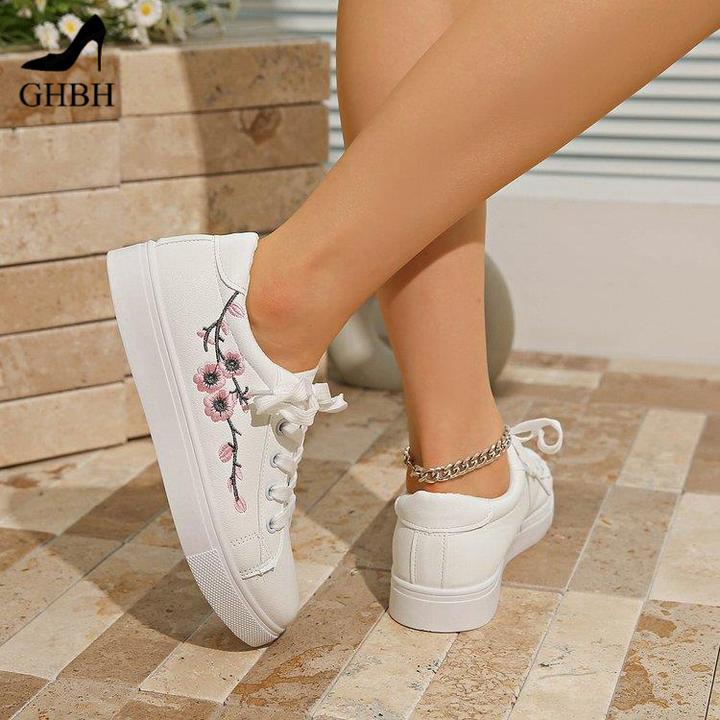 香港潮牌女鞋明星同款绣花白鞋女式百搭平底运动鞋休闲运动鞋街拍