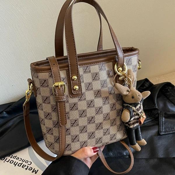 今年流行包包女式2024新款时尚百搭斜挎包秋季爆款通勤手提水桶包