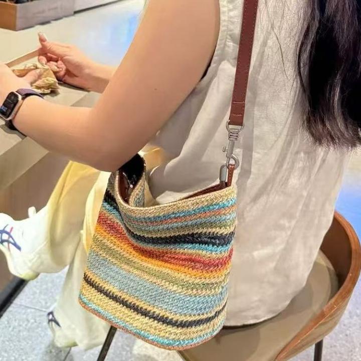 彩虹编织包包女式2025新款单肩腋下夏天小包草编配真皮斜挎水桶包
