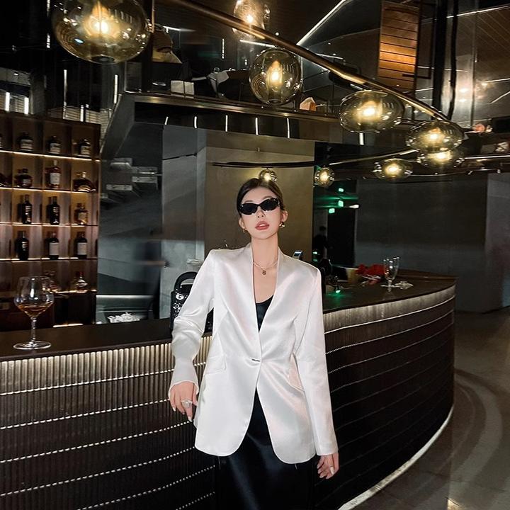 白色仿醋酸缎面小西装外套女大码胖mm宽松休闲薄款西服吊带裙套装