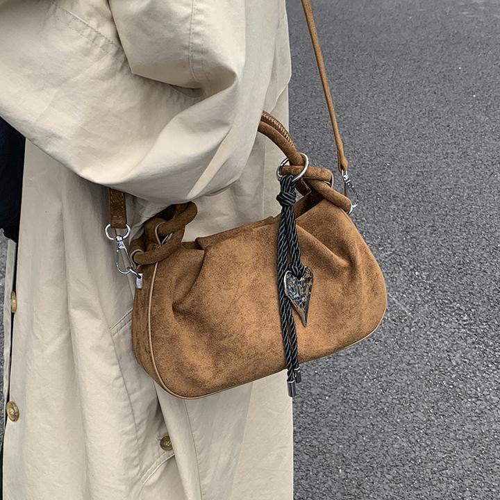 精致复古小众麂皮绒包包女2025新款休闲百搭斜挎包超火手提小拎包