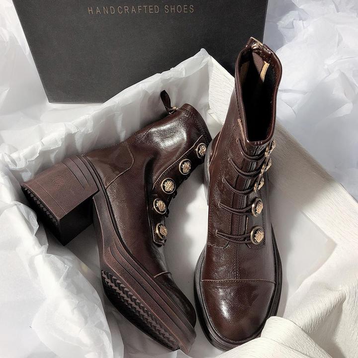 度卡奴时尚粗跟拼接圆头弹力短靴真皮显瘦后拉炼徽章扣复古瘦瘦靴