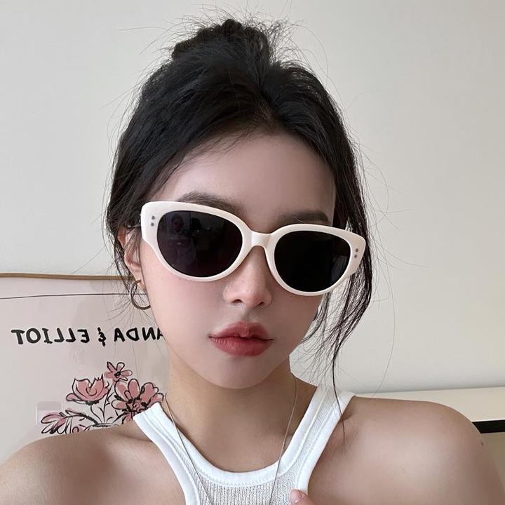 猫眼墨镜女款高级感2024新款白色边框复古辣妹海边拍照复古欧美风