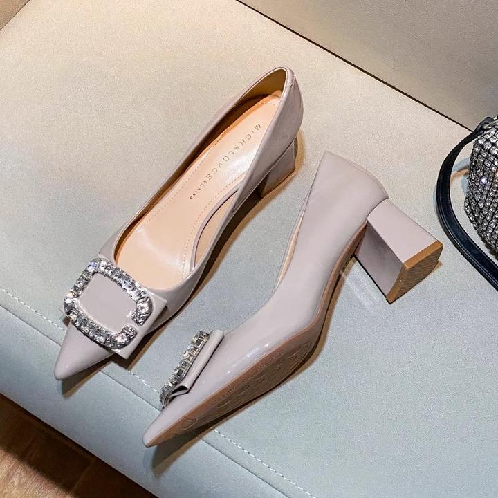 裸色尖头粗跟单鞋女2025新款浅口漆皮水钻搭扣通勤百搭低跟高跟鞋