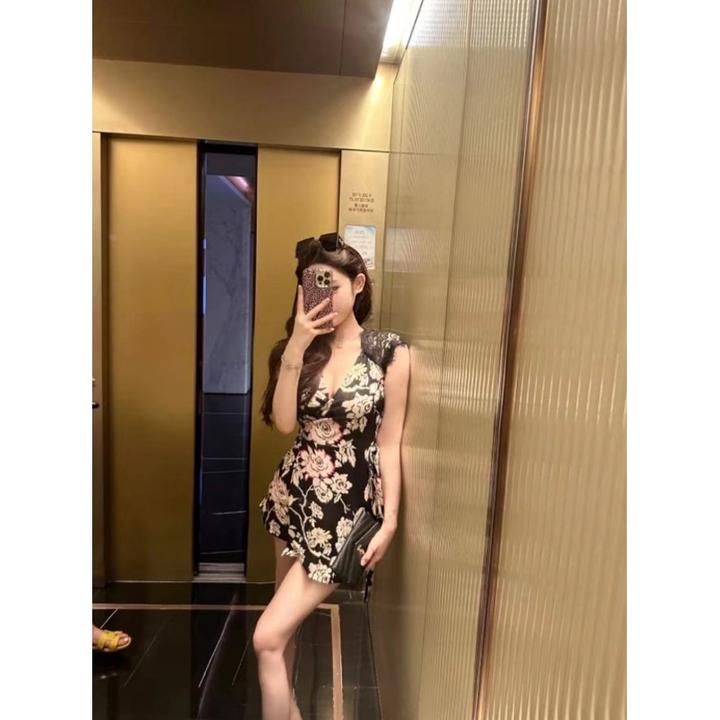 风情万种古典美人夏季新款御姐风V领印花无袖蕾丝拼接系带连衣裙