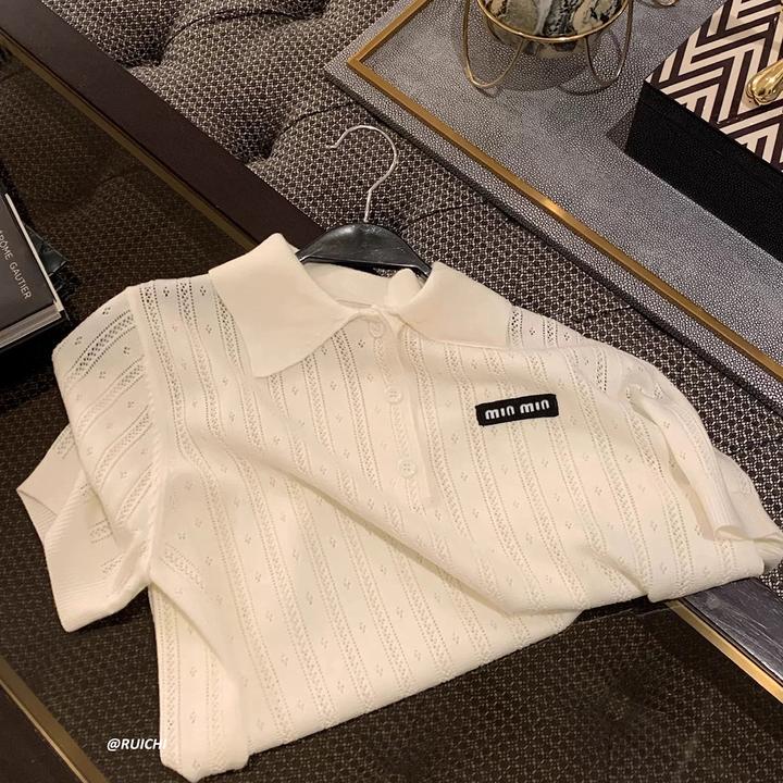 MIU系2025韩版休闲风镂空POLO领字母小标高级感套头短袖针织衫