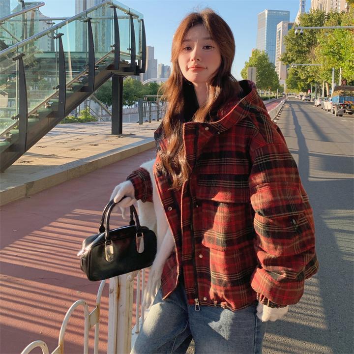 红色格子羽绒服女冬季2024新款小个子超好看面包服文艺复古短款