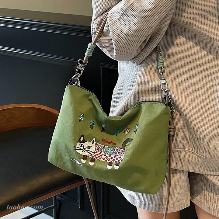 超火小众尼龙布包包女2025新款休闲百搭斜挎包夏季轻便单肩腋下包