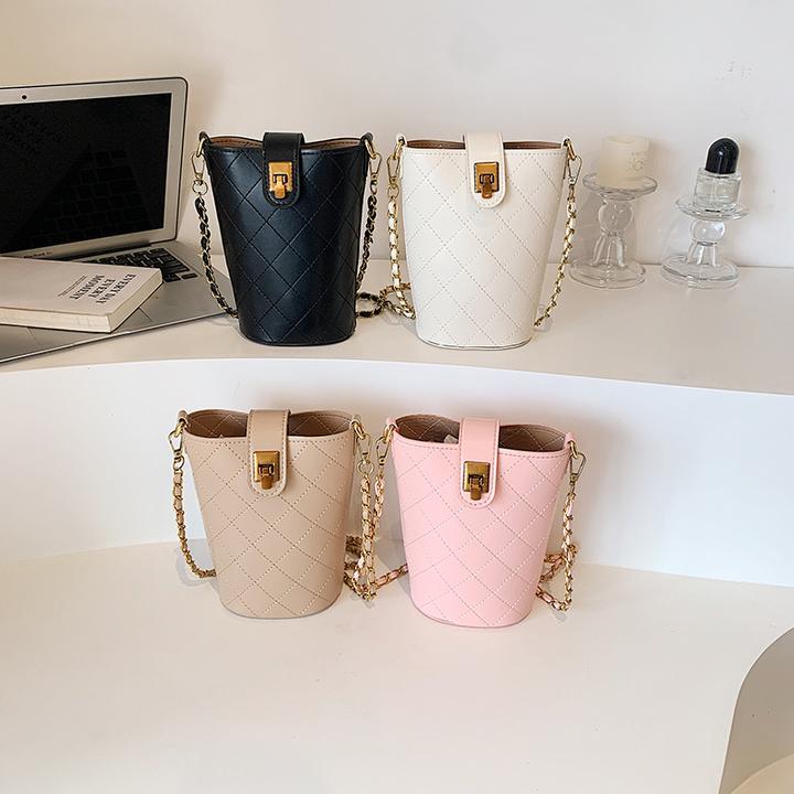 个性菱格水桶包秋冬新款潮时尚百搭单肩斜挎包女款包包单肩斜挎包