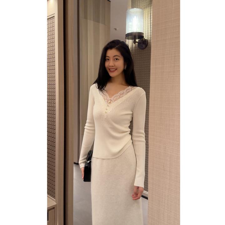 N.COU妮蔻25冬新款修身显瘦V领烫钻蕾丝拼接针织衫打底DY10753