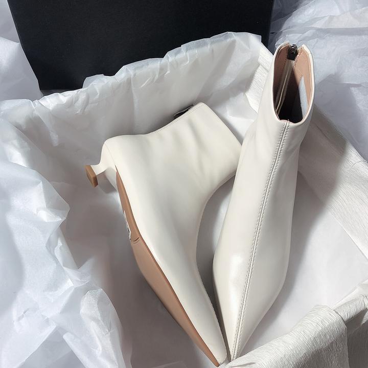 羊皮断码清仓2025秋冬新款百搭尖头细跟猫跟短靴白色优雅时装靴女