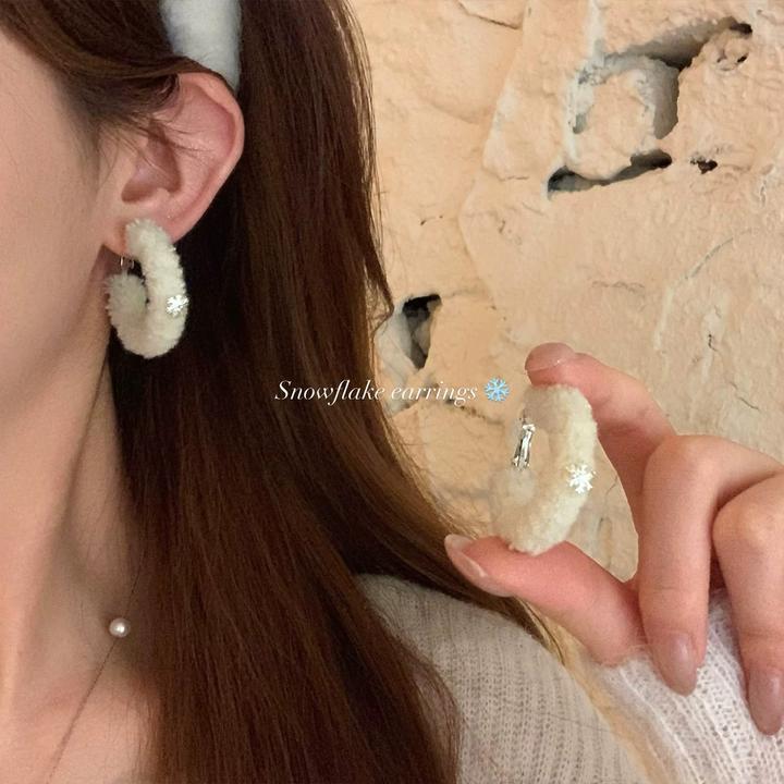 秋冬雪花奶白毛绒圈圈耳环女新款爆款高级感耳圈超仙气质耳饰