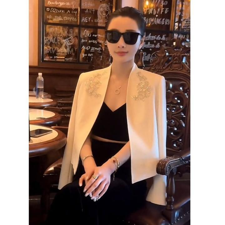 秋季高端欧货洋气上衣冷淡系高级感独特超好看小香风白色西装外套