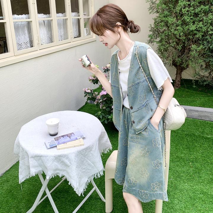 复古刺绣牛仔套装裤女2025年夏季新款洋气减龄T恤马甲短裤三件套