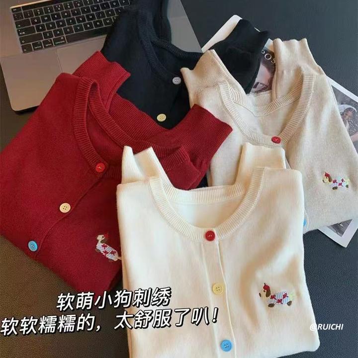 2025秋季新款慵懒松弛感圆领彩扣小狗刺绣长袖针织开衫显瘦上衣女
