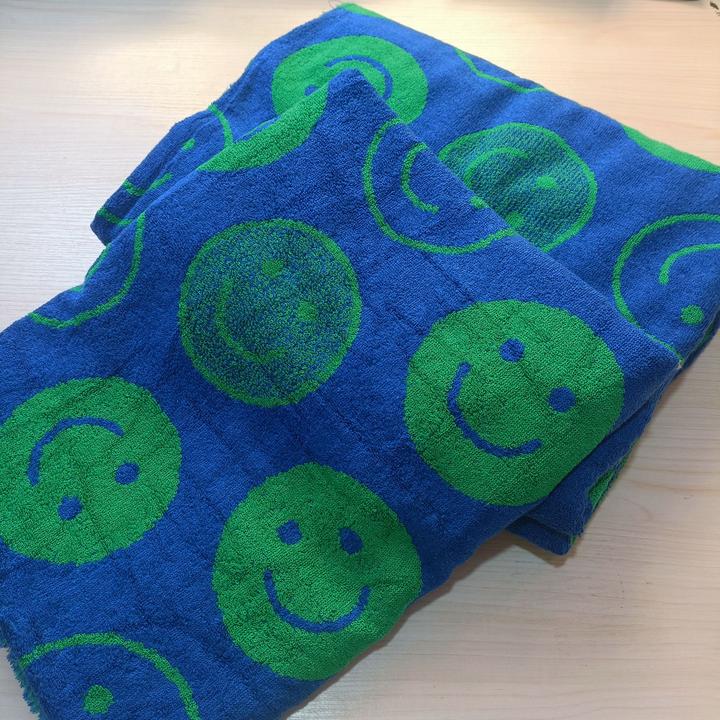 外贸尾单微瑕疵品绿色笑脸图案提花纯棉加大吸水多功能家用浴巾