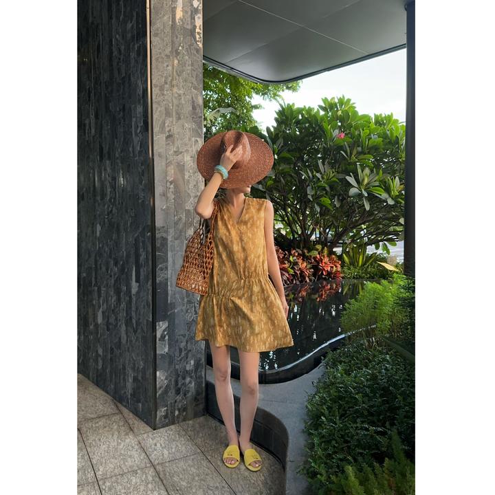 紫紫  鎏金山茶  夏季时尚蔓印无袖V领抽褶裙女连衣裙ZD05LZYL410