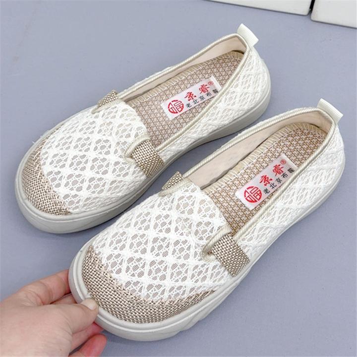 夏季新款老北京布鞋2025年网纱轻便透气女单鞋一脚蹬平底妈妈鞋