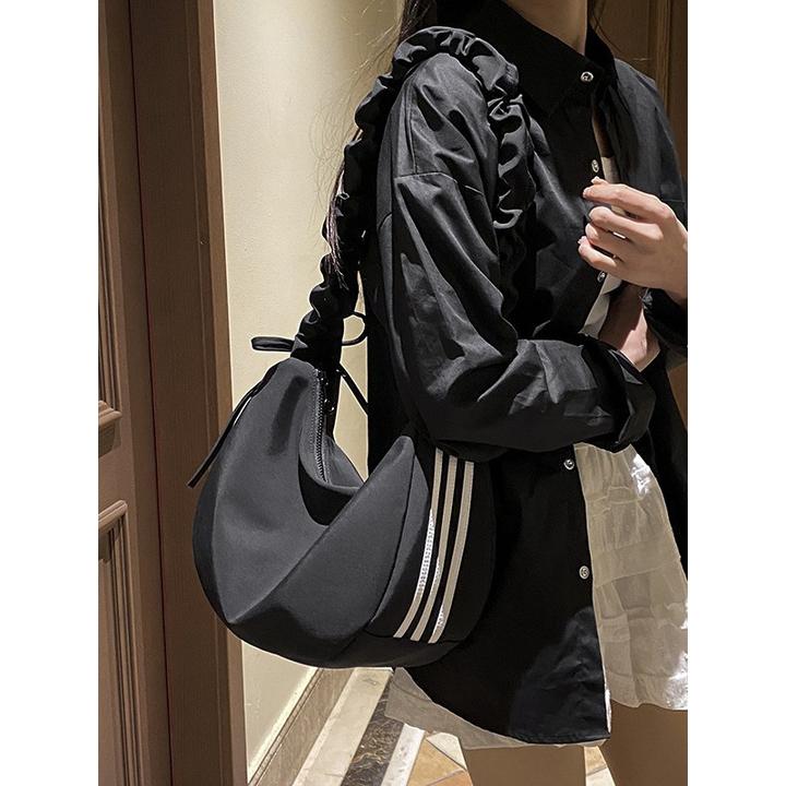 韩系纯色饺子包包女斜挎包设计感小众潮牌休闲慵懒风三道杠云朵包