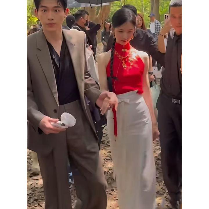 都灵同款新中式红色无袖性感气质上衣修身显身材包臀半身裙两件套