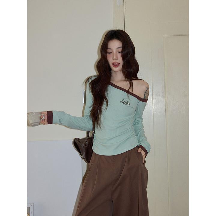 甜辣妹撞色斜肩长袖t恤女早秋设计感别致露肩修身短款打底衫上衣