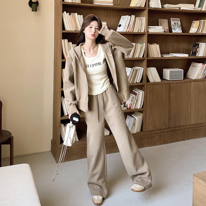 高级松弛感穿搭卡其色连帽外套卫裤两件套2025超好看独特漂亮套装